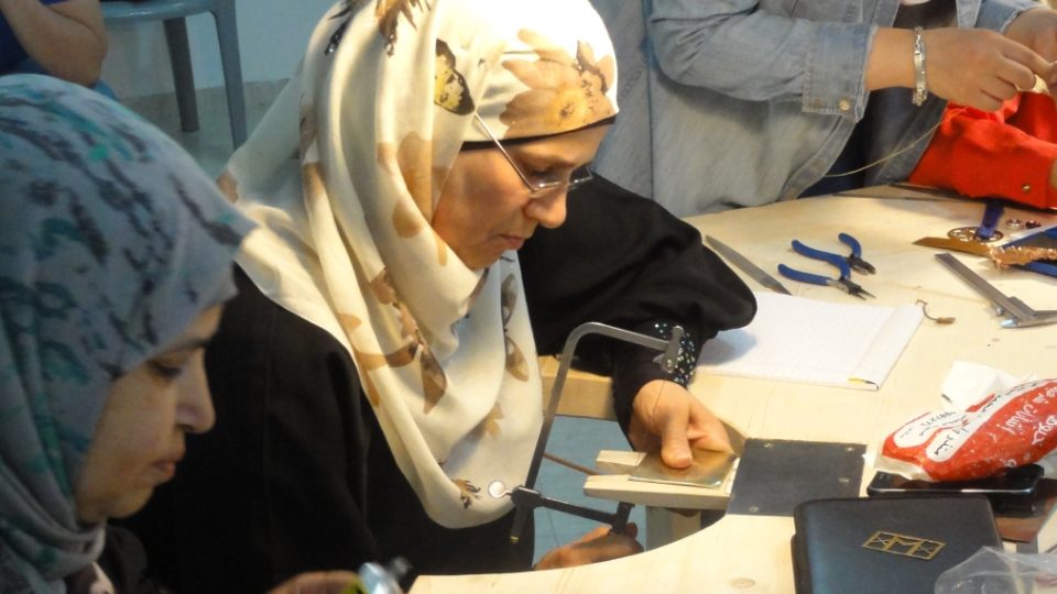 Palestinské ženy a dívky v Túbásu se učí vyrábět mosazné šperky