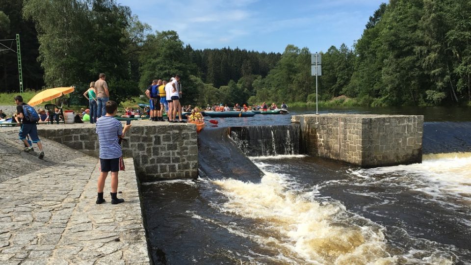 Vodákům v Herbertově na řece Vltavě speciální plavčík radí, jak splouvat obávaný jez 