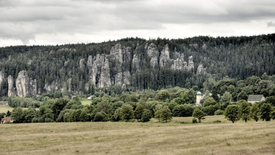 Panorama Aršpašských skal ze zámkem