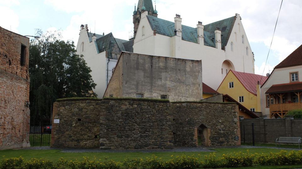 Opravené torzo městských hradeb ve Frýdlantu
