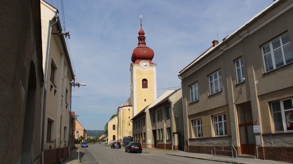 Ulice 6.května Bohuňovice a kostel sv. Jana Křtitele 
