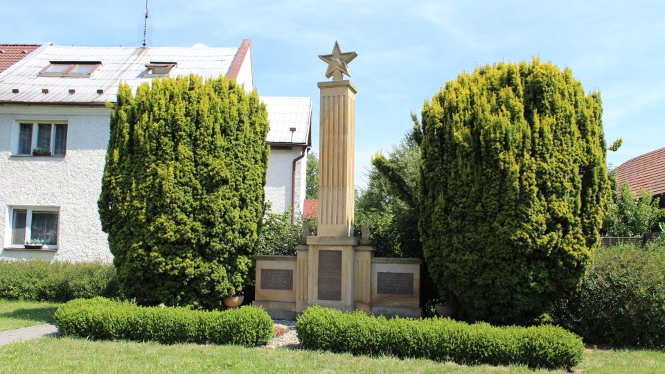 Pomník osvobození a obětem druhé světové války v Hlušovicích