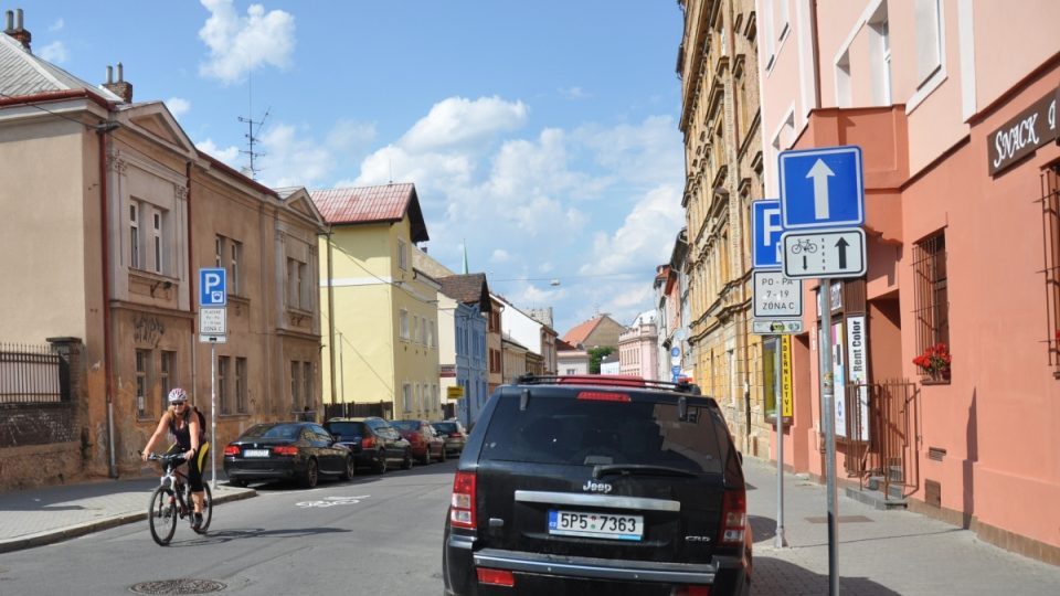 Pokud je v jednosměrkách umožněn průjezd cyklistům i v opačném směru, mělo by na to upozornit řidiče vodorovné značení