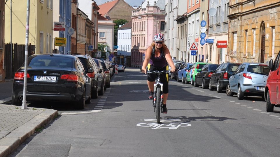 V tomto případě například cyklopiktokoridorem, tedy piktogramem kola se šipkami označujícími průjezd cyklistů