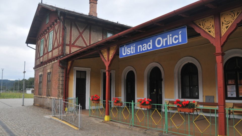 V Ústí nad Orlicí nadšenci zachraňují historickou budovu nádraží