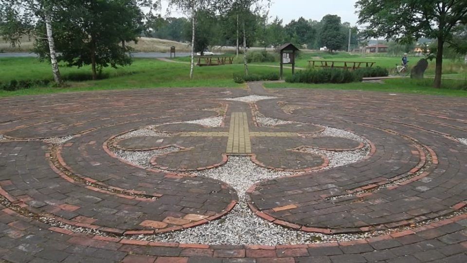 Zajímavou součástí relaxační zóny v Bělé je Labyrint. Sestává ze zhruba 26 tisíc cihel zapuštěných podle daného vzorce do země