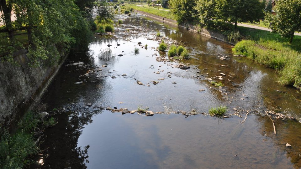 Řeka Doubrava je v Mladoticích široká a mělká