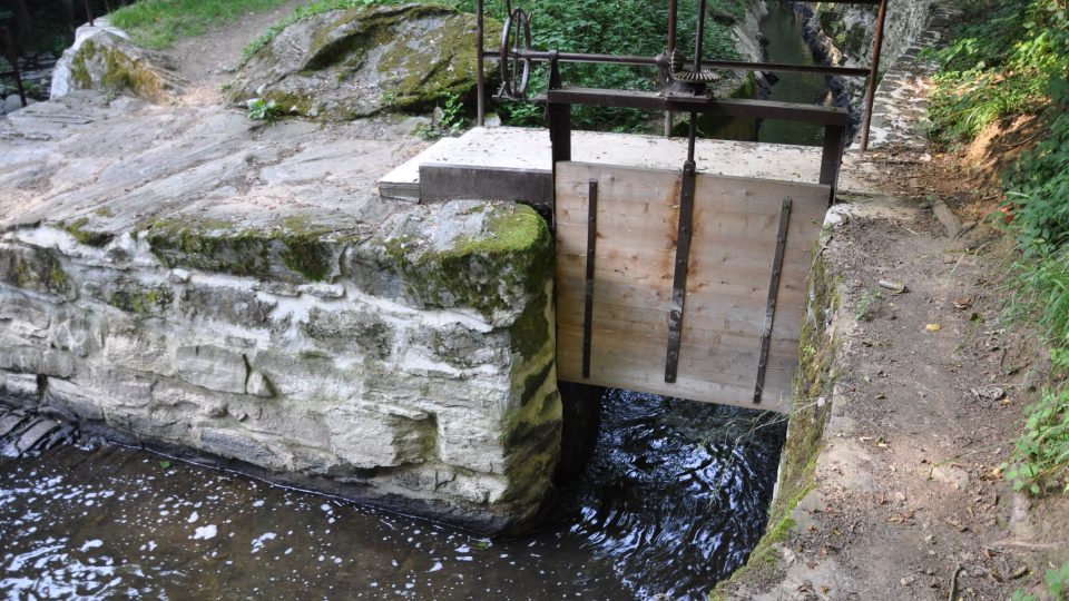 Zvednuté stavidlo mlýnského náhonu odvádí vodu z Doubravy