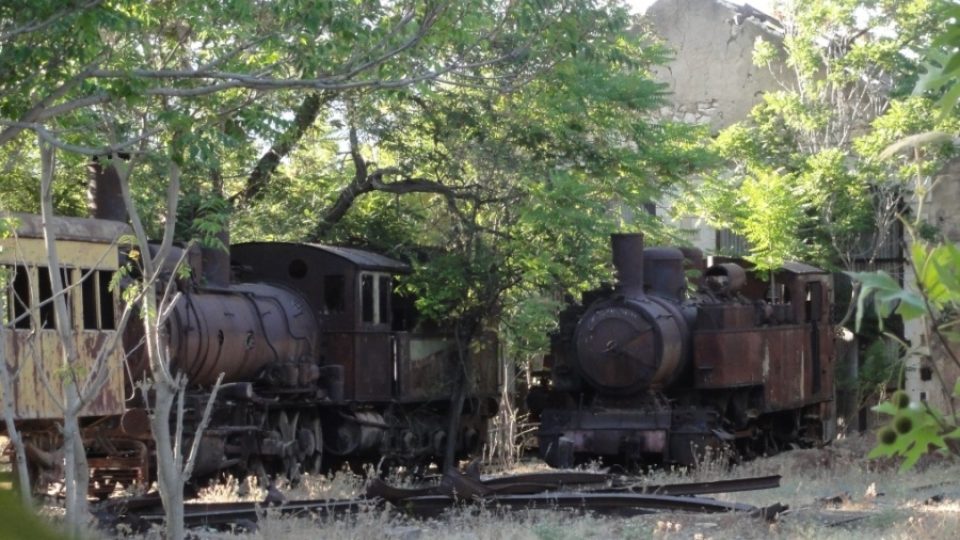 Parní lokomotivy před depem v Rijáku