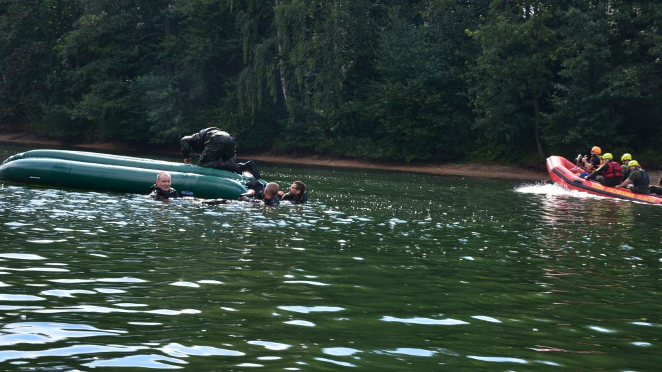 Liberečtí chemici se na jablonecké přehradě se učili vyzvednout tonoucího z jedoucího člunu