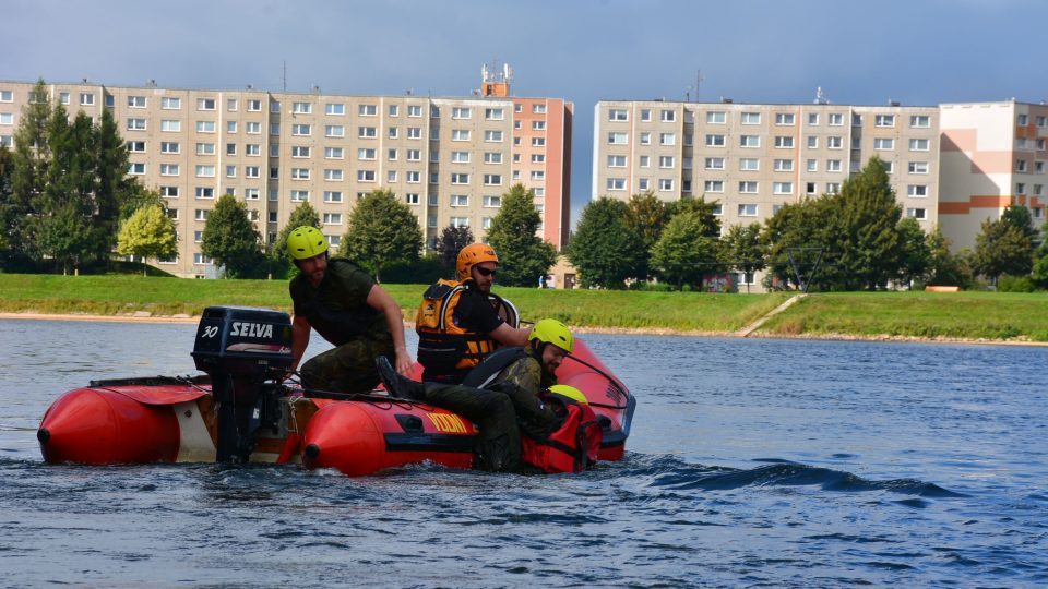 Liberečtí chemici se na jablonecké přehradě se učili vyzvednout tonoucího z jedoucího člunu