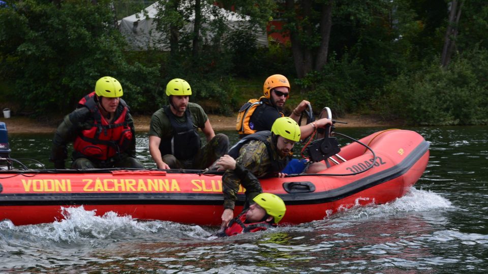 Liberečtí chemici se na jablonecké přehradě se učili vyzvednout tonoucího z jedoucího člunu