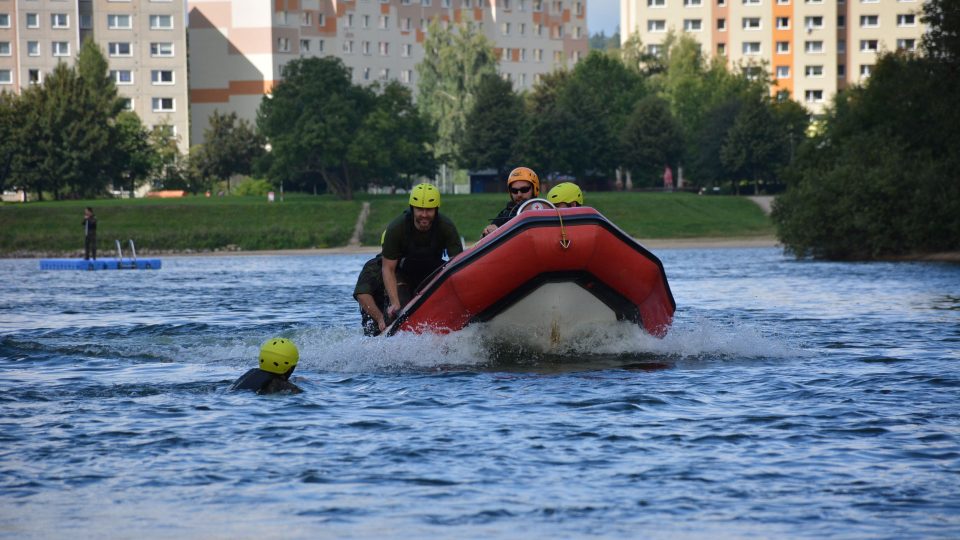 Liberečtí chemici se na jablonecké přehradě se učili vyzvednout tonoucího z jedoucího člunu Liberečtí chemici se na jablonecké přehradě se učili vyzvednout tonoucího z jedoucího člunu