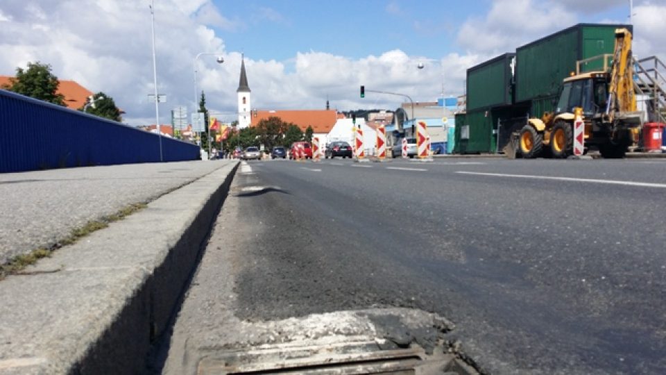 Rekonstrukce mostu ve Strakonicích se prodlužuje. Komplikace to přináší motoristům i pořadatelům dudáckého festivalu