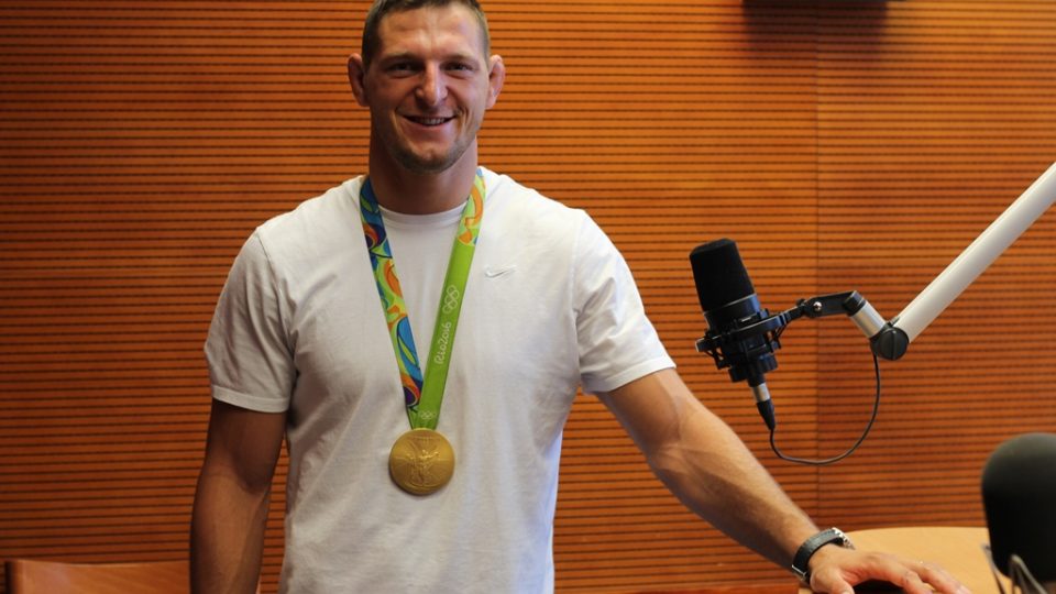 Olympijský vítěz Lukáš Krpálek přišel do studia Českého rozhlasu se zlatou medailí