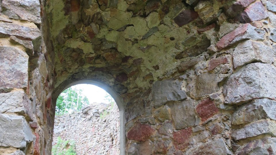 Průchod silnou zdí do dalšího paláce hradu