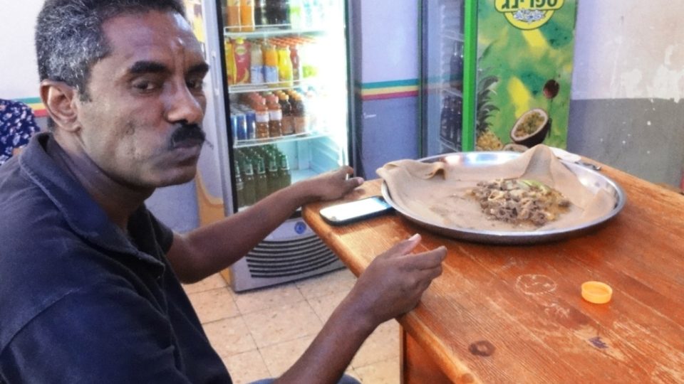 Inžíra slouží jako talíř i příbor, jinak se v etiopské restauraci nenajíte