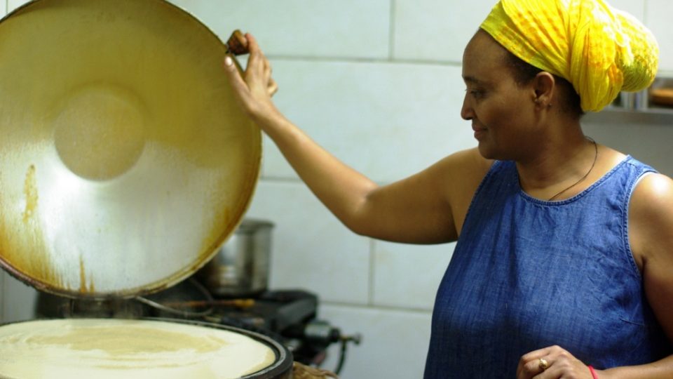 Paní Chamsáwí peče v kuchyni inžíru