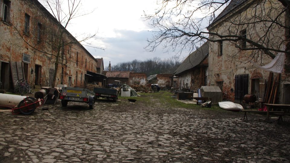 Část hospodářských budov zámku už nestojí