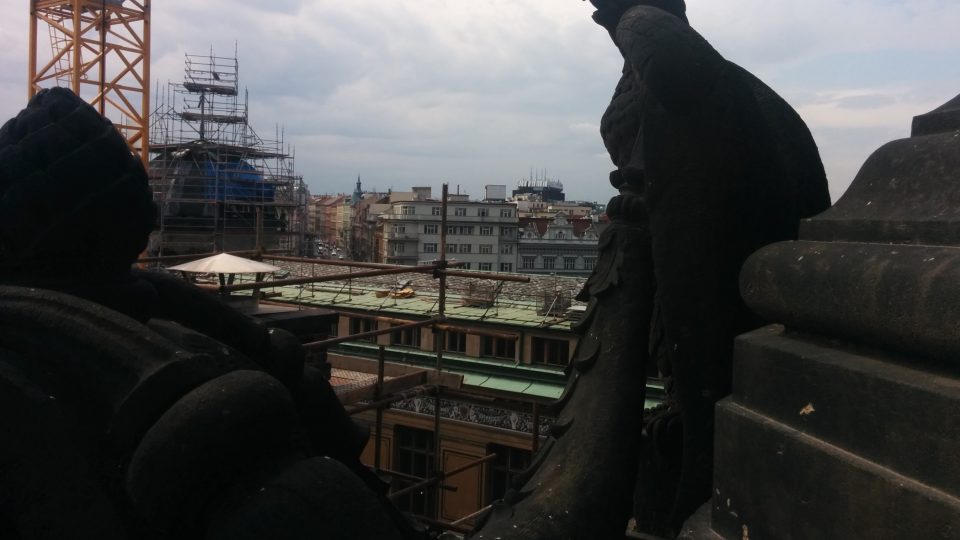 Sousoší zdobící střechu Národního muzea