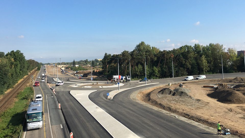 Nová okružní křižovatka u pardubického Parama je skoro hotová