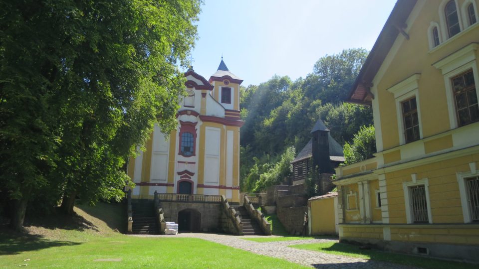 Dominantou barokního areálu Vraclav je kostel sv. Mikuláše