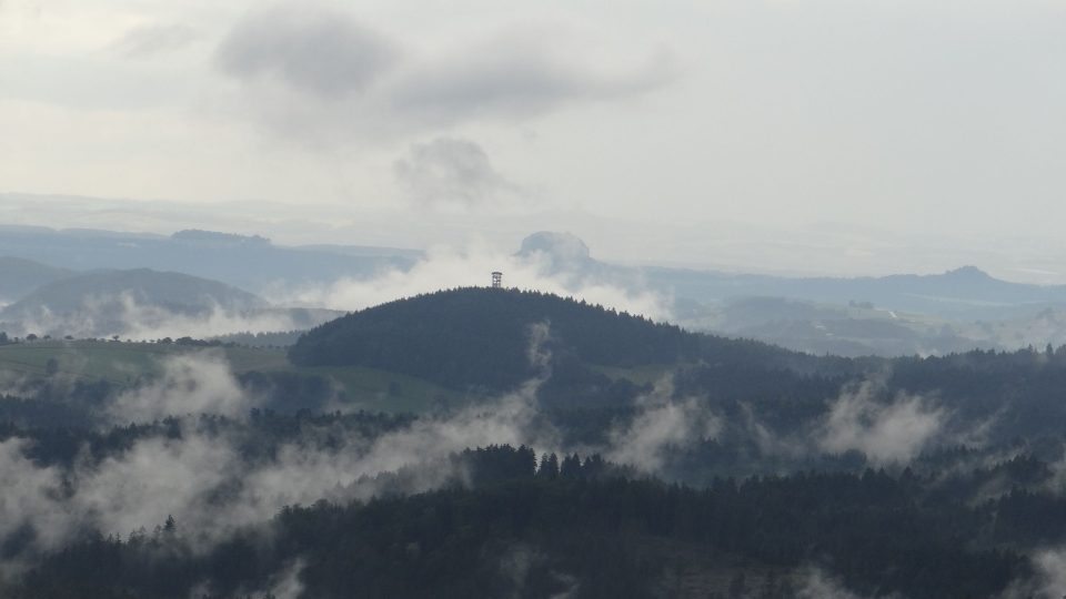 V popředí rozhledna Weifberg, za ní saské stolové hory