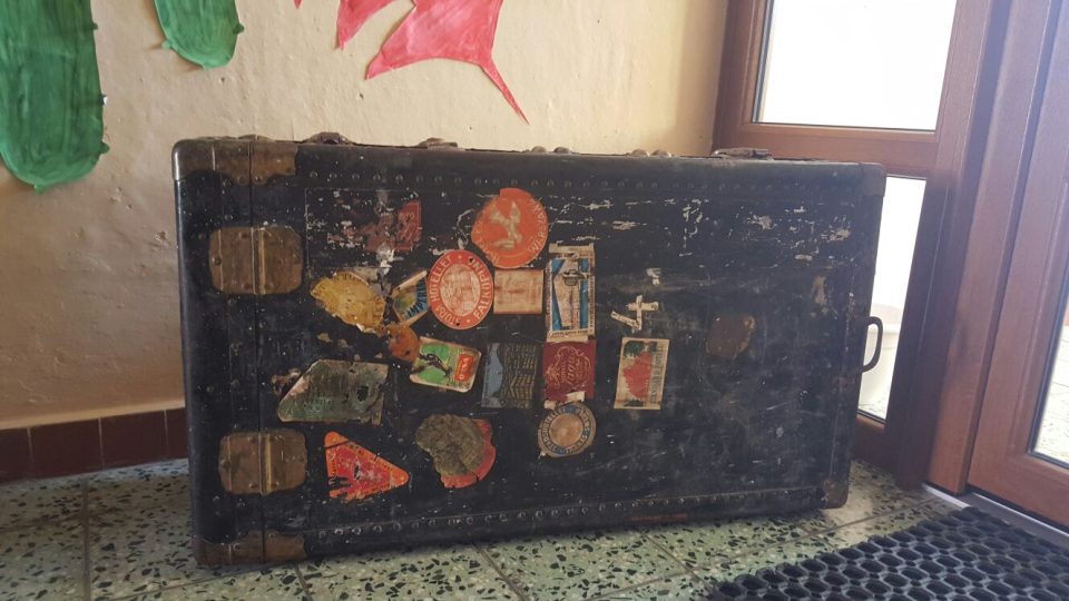 Hned při vstupu do školy narazí děti na cestovatelský kufr