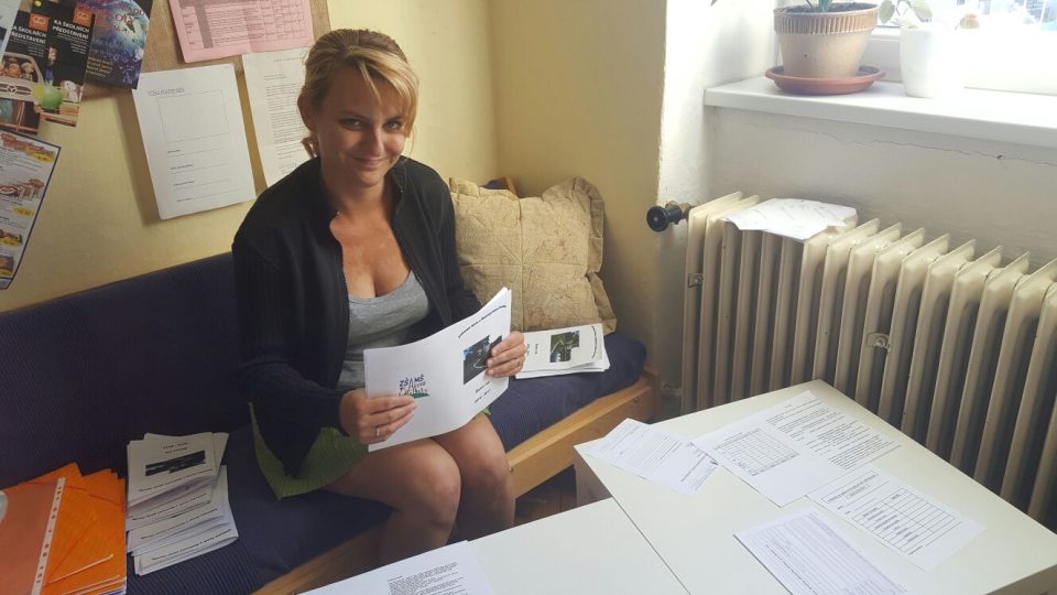 Učitelka Martina Podroužková připravuje informační brožury pro rodiče