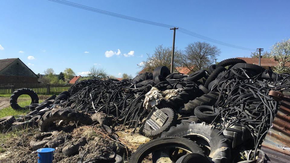 Likvidace shořelé skládky v Boru u Skutče (květen 2016) | foto: Josef Kopecký Likvidace shořelé skládky v Boru u Skutče (květen 2016)