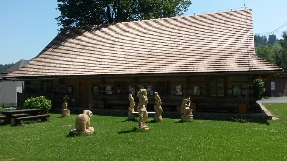 Zadní část dřevěnky zdobí sochy z řezbářského plenéru