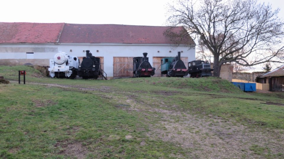 V areálu dvora stojí několik historických lokomotiv, které pamatují první cukrovary