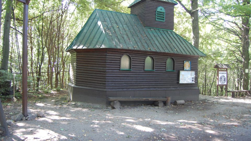 Stojí tady dřevěná kaplička z 60. let minulého století