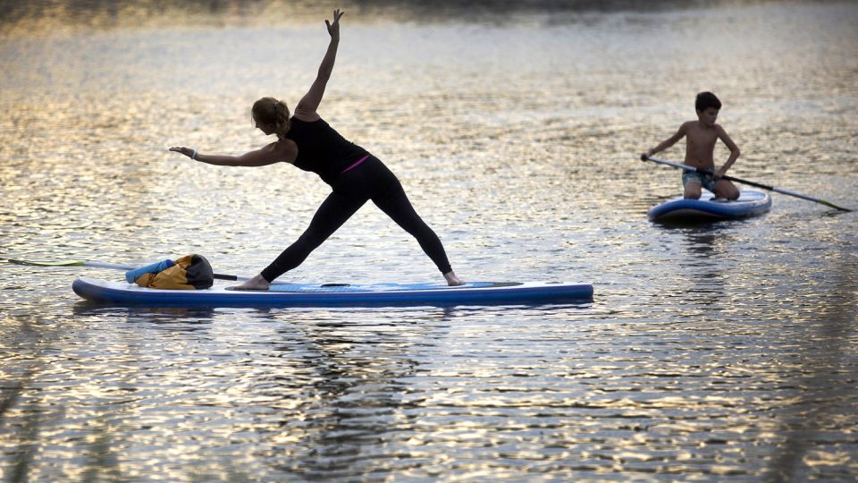 Veronika Haklová cvičí paddle board jógu