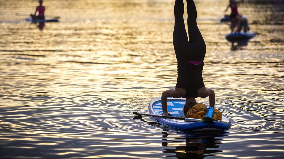 Veronika Haklová cvičí paddle board jógu