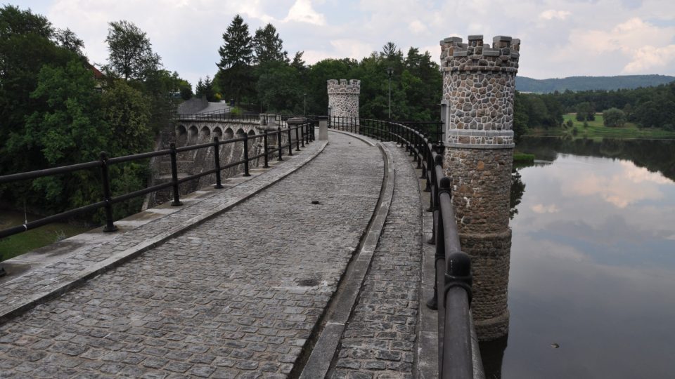 Pařížov je stoletý hrad na řece Doubravě