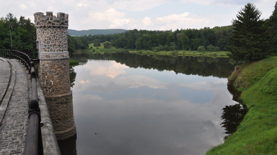 Přehrada byla postavena z granitové ruly, lámané pár kilometrů proti proudu