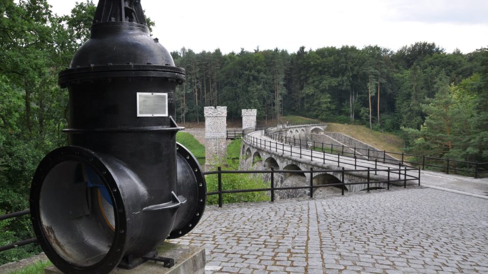 Přes hráz nevede žádná komunikace, koruna je ale celoročně pro návštěvníky přístupná