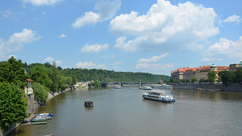 Čechův most a kapli můžete obhlížet i ze sousedního Mánesova mostu