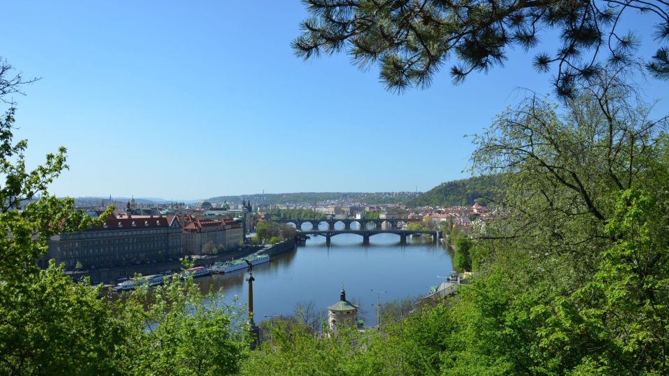 Pohled na kapli a pražské mosty z Letné