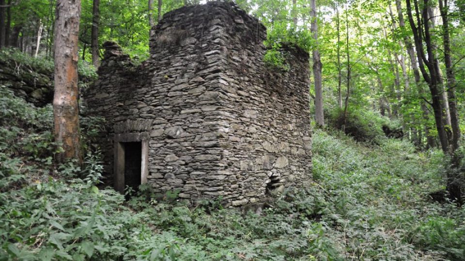 Jeden z mála pozůstatků vesnice Sklenářovice, bývalý hostinec