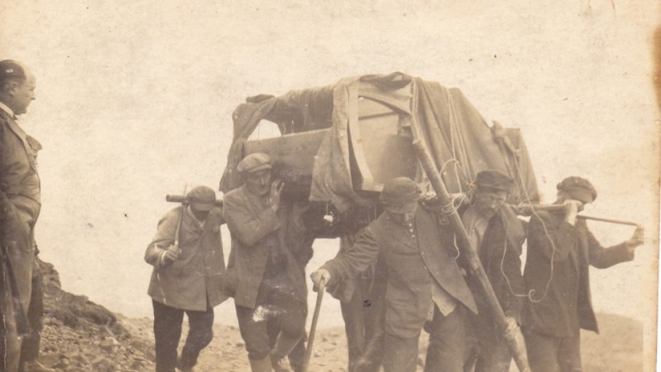 Vynášení klavíru na Sněžku, v roce 1929