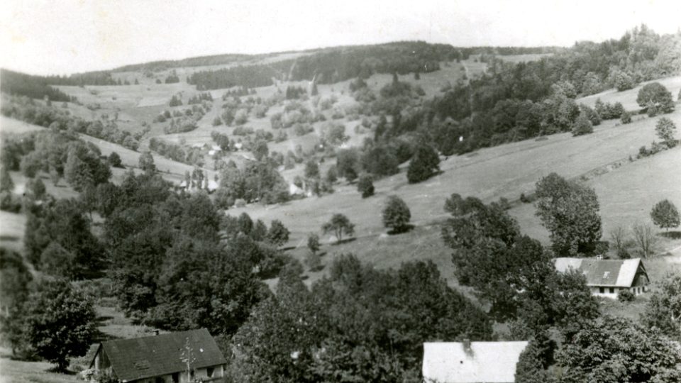 Sklenářovice, vpravo dole bílá budova je sklenářovická škola, v roce 1948