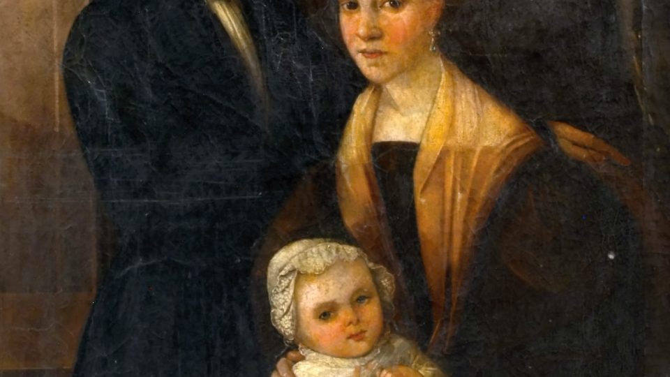 Oděv miminka v městském prostředí na olejomalbě rodiny plzeňského tiskaře Johanna Michaela Schmida, kolem roku 1835, maloval Julius Jonas