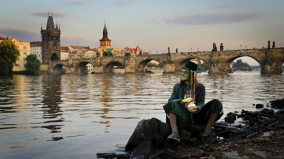 Jeden ze 40 pražských vodníků posedává nedaleko Karlova mostu