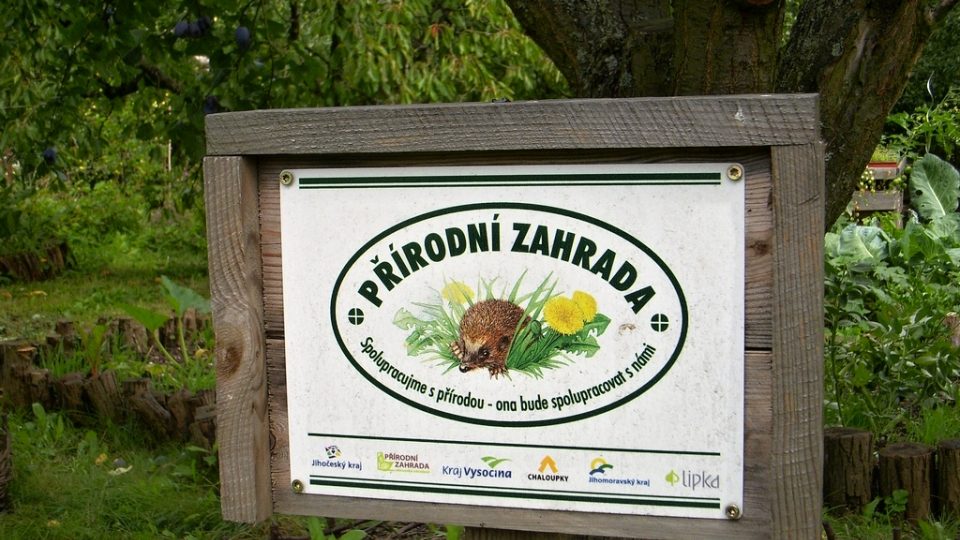 Poznávacím znamením plzeňské zahrádkářské kolonie Na Sudech na Roudné je plaketa „Přírodní zahrada“ s obrázkem ježka