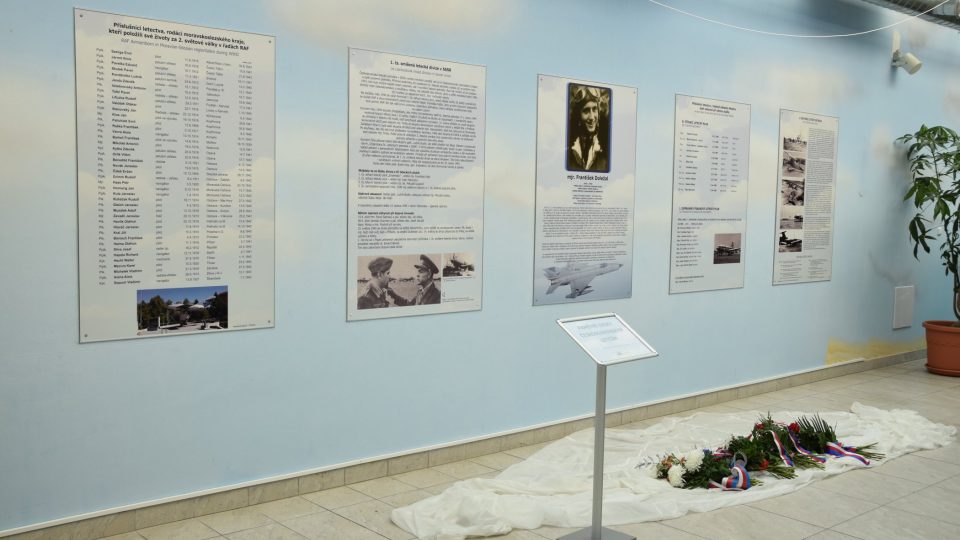Panely věnované letcům a historii letiště Mošnov