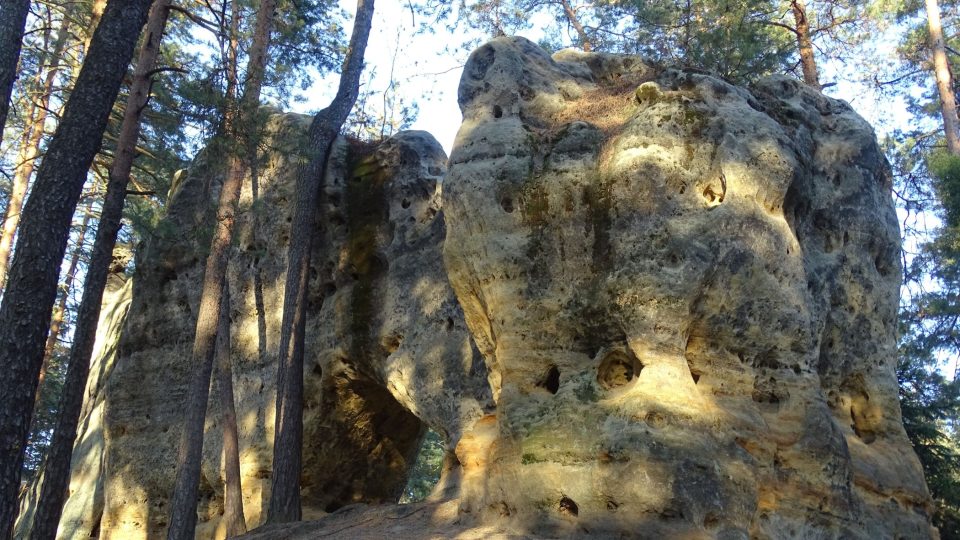 Přírodní úkaz v lesích nedaleko Hamru na Jezeře tvoří skalní útvary, které jsou rozestavěné ve tvaru podkovy