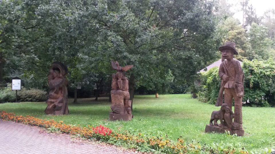 Příjezd do areálu Lesní školy zdobí sochy z řezbářského plenéru