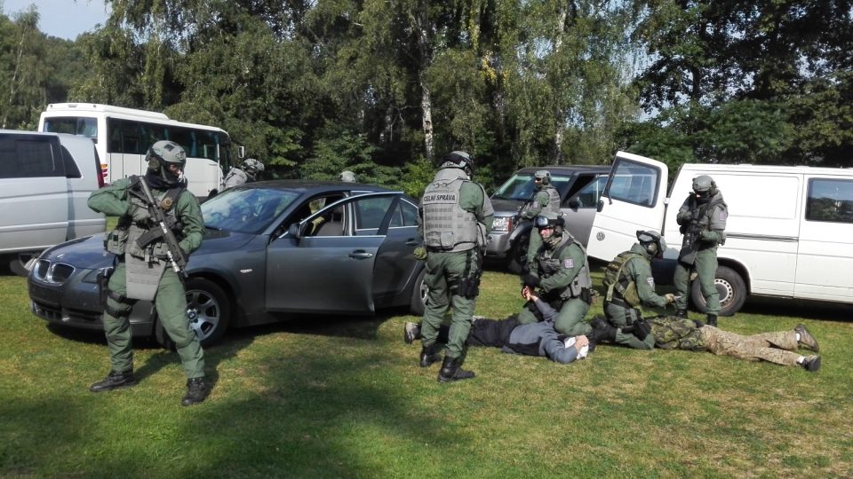 Ukázky výcviku služebních psů Celní správy ČR ve výcvikovém středisku v Heřmanicích na Liberecku